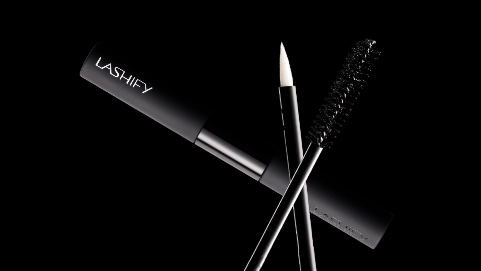 Whisper Light Bond wand applied to natural lashes before Gossamer lash application