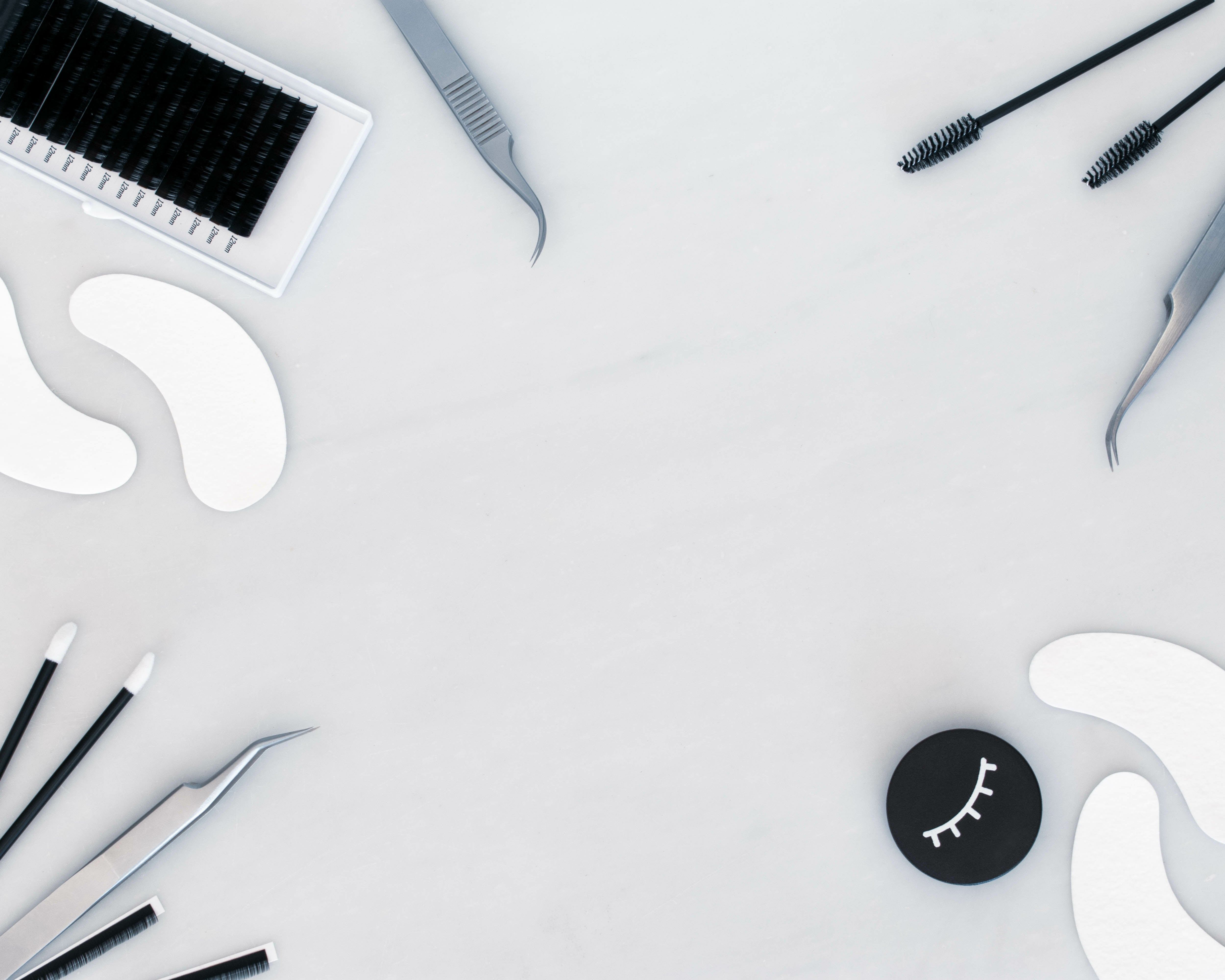 What Should Be in a Lash Kit?