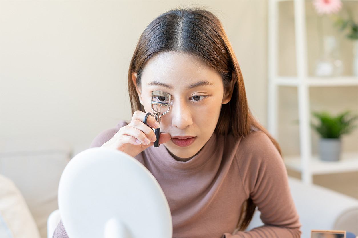 How To Use an Eyelash Curler the Right Way