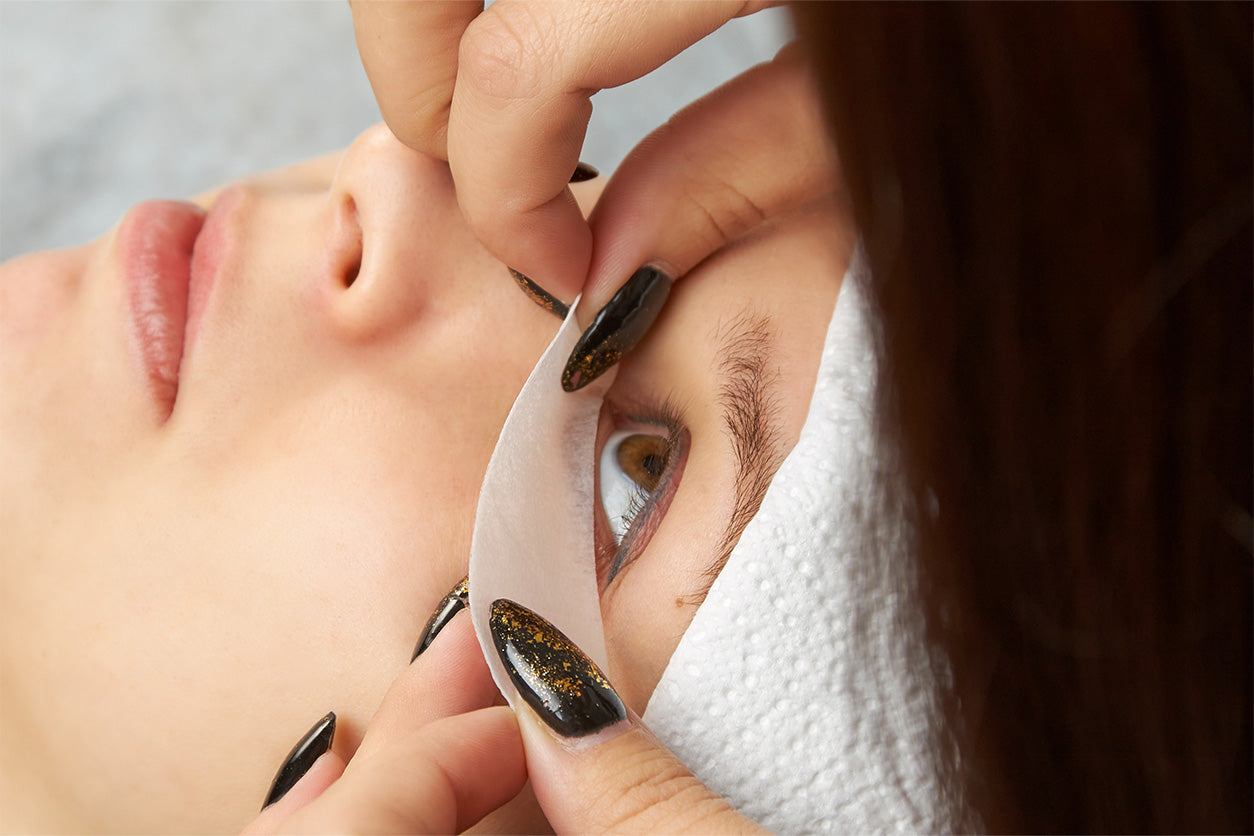 How To Remove Eyelash Glue From Your Eye