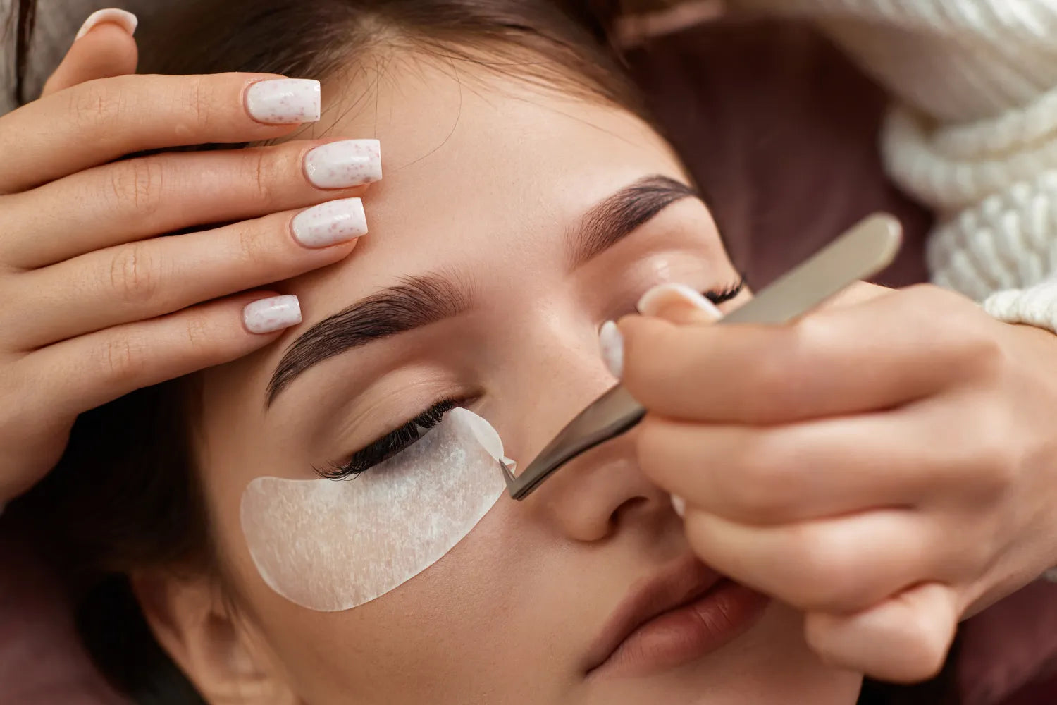 False Eyelash Applicators vs. Traditional Methods: Pros and Cons