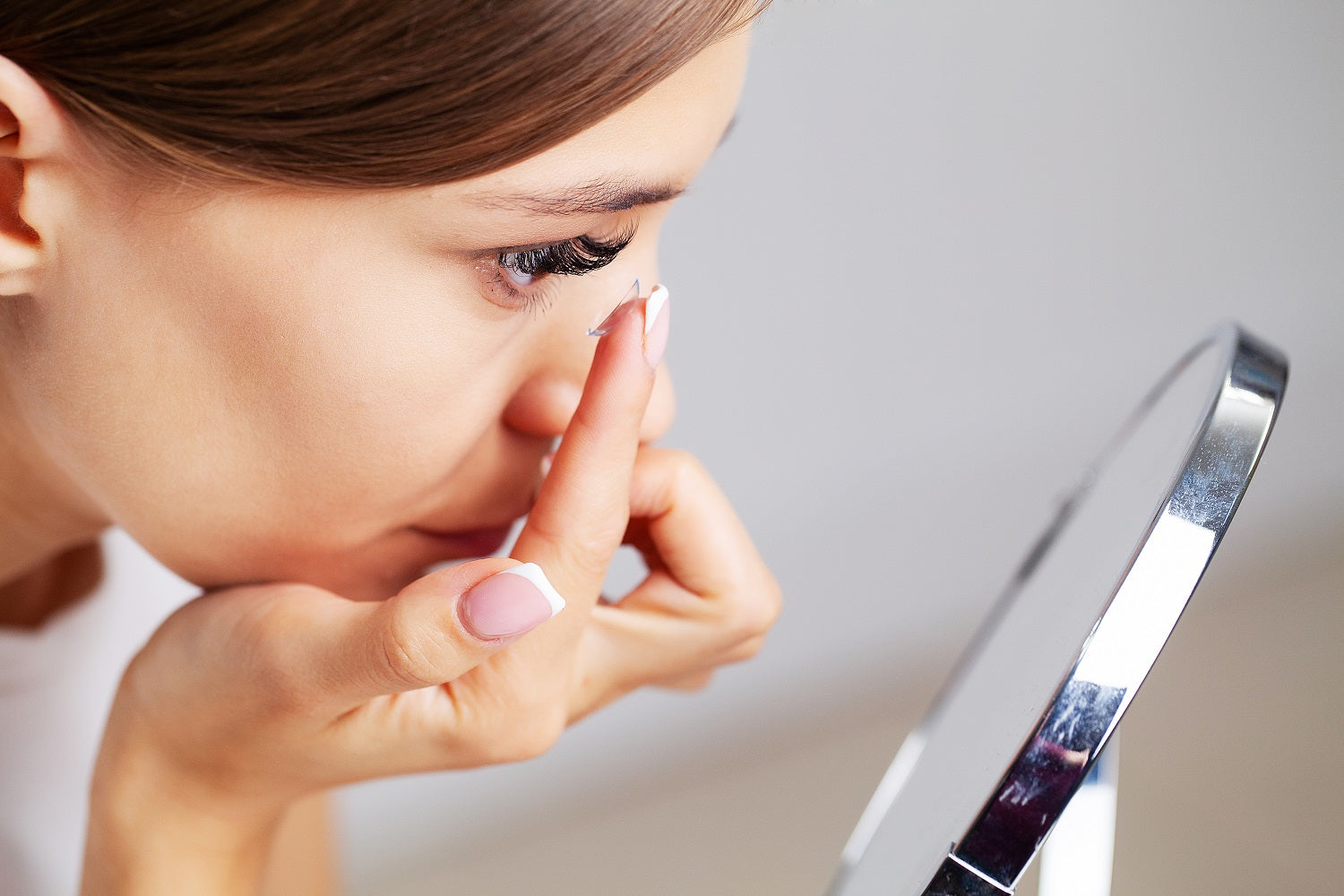 Can You Wear Contacts with Lash Extensions