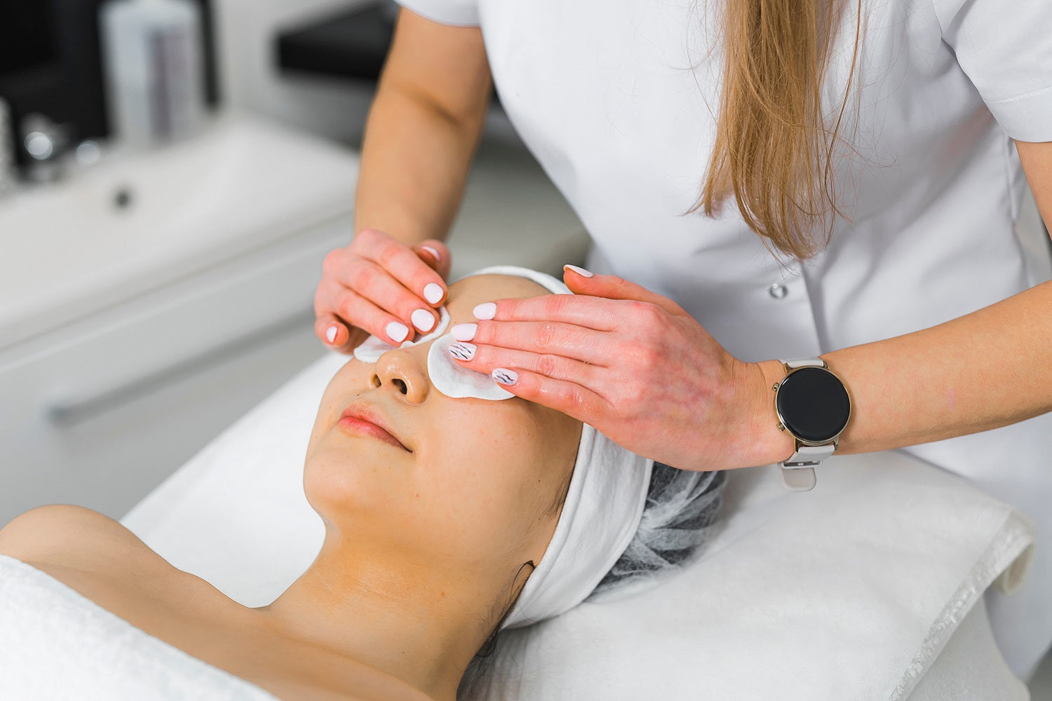 How to Treat an Eyelash Extension Allergy vs. Irritation