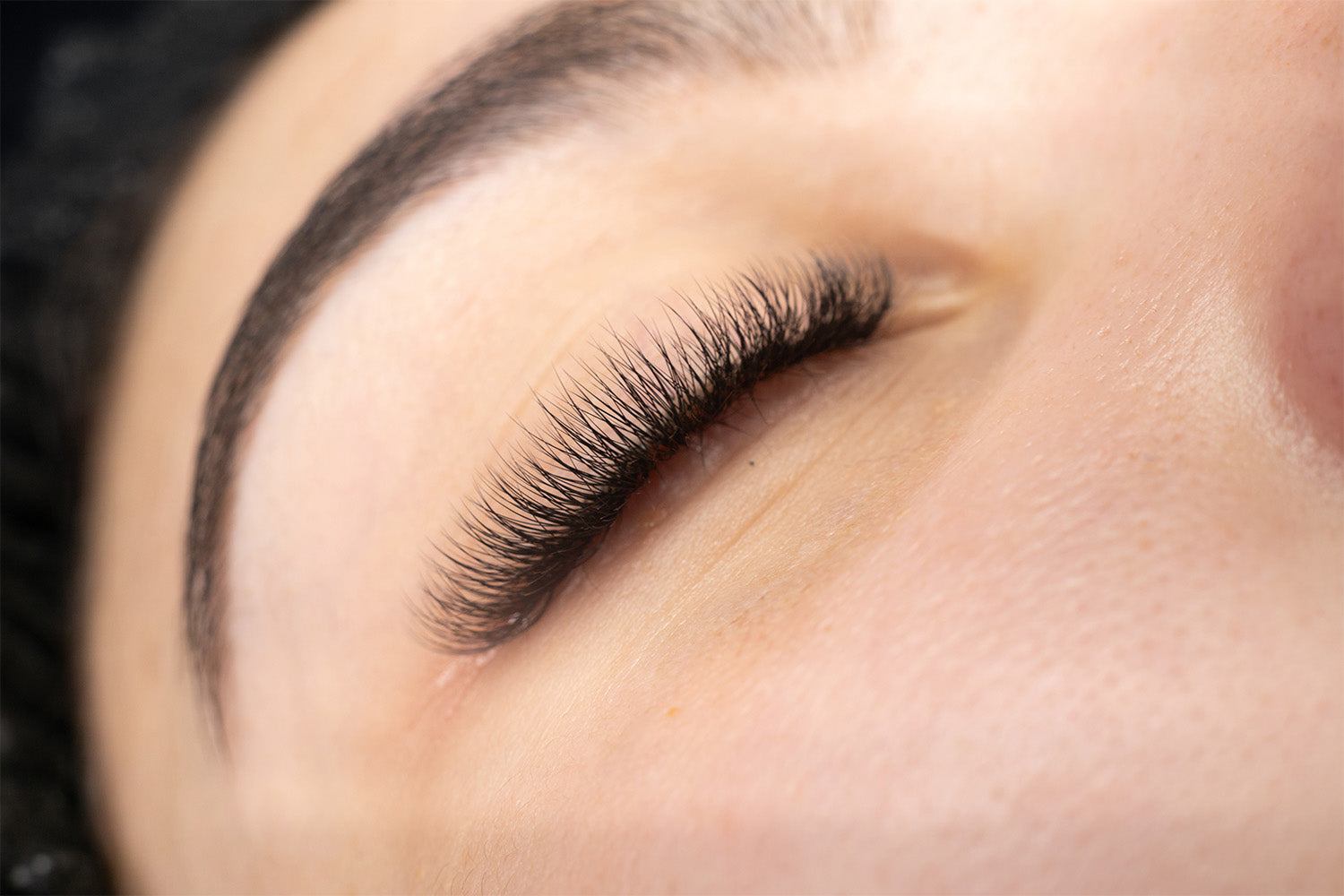 Hybrid vs. Classic Lashes – Which Are Better?
