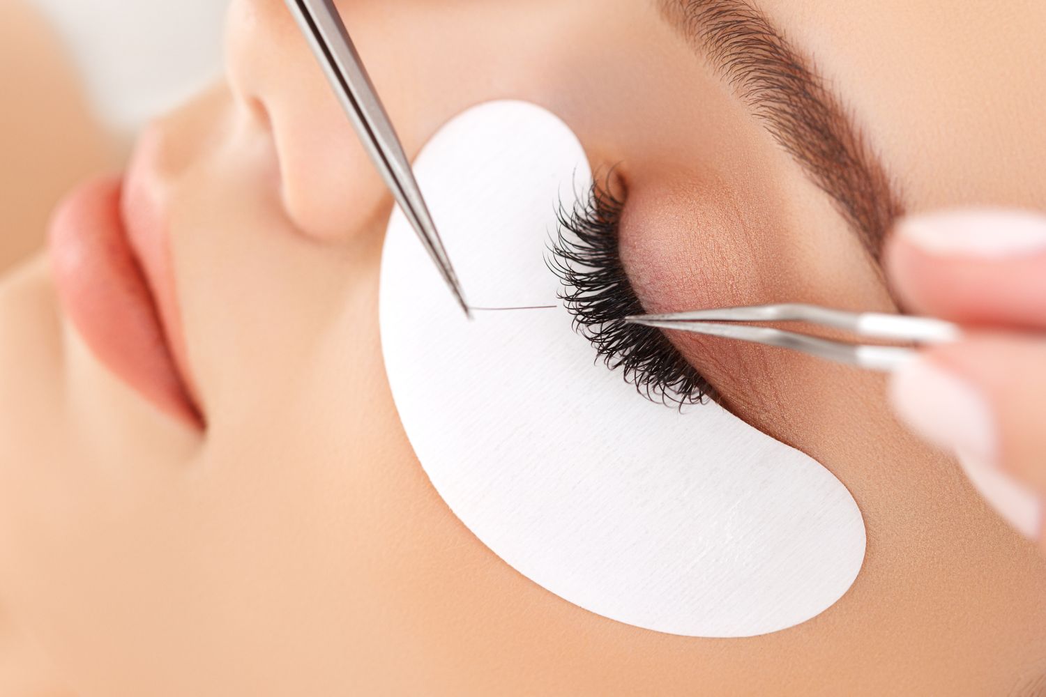 Tips for Long-Lasting Lashes: Mastering the Art of Lash Grip